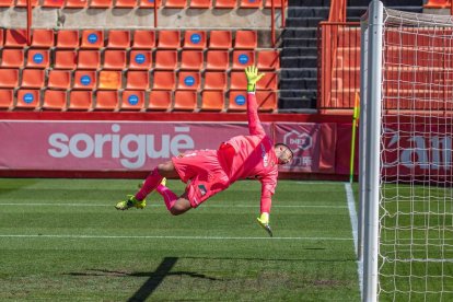 José Aurelio Suárez vola en el seu intent d'atrapar una pilota al Nou Estadi.