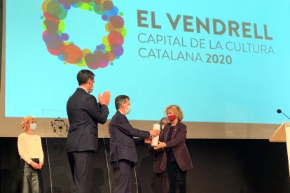 Els alcaldes del Vendrell i Tortosa en l'acte de relleu de l'any de la Capital Cultural Catalana