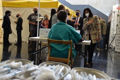 La ministra de Sanidad, Carolina Darias, en un centro de vacunación de La Rioja.