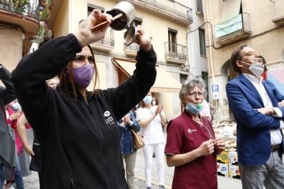 Pla tancat d'una noia protestant a la plaça de l'Oli de Valls.