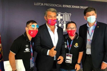 Els capitans del Genuine Álvaro Cano i Rubén Almazán amb Joan Laporta, president del Barça i Josep Maria Andreu, president del Nàstic.