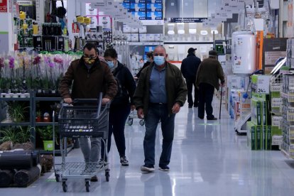 Clientes en el pasillo principal del establecimiento de Leroy Merlin en Tortosa