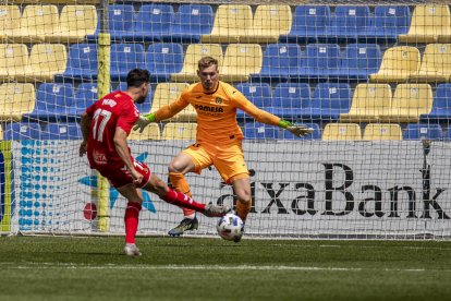 Pedro Martín dispara en la acción que acabó en gol a Villarreal-