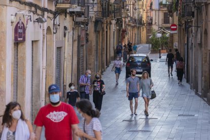 Un vehículo pasa por una calle de la Part Alta de Tarragona.