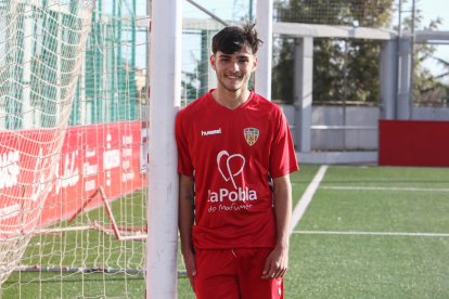 Marc Álvarez, sobre el césped del Estadio Municipal de la Pobla de Mafumet, después de entrenar.