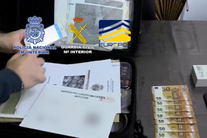 Imagen de los billetes encontrados en uno de los registros.