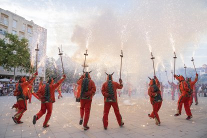 El Ball de Diables va obrir la tanda de lluïment del Seguici Tradicional al parc de la Riera.