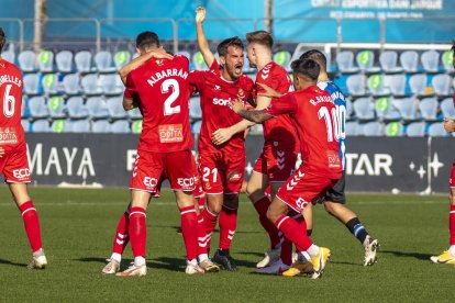 Els jugadors del Nàstic celebren el gol de l'empat.