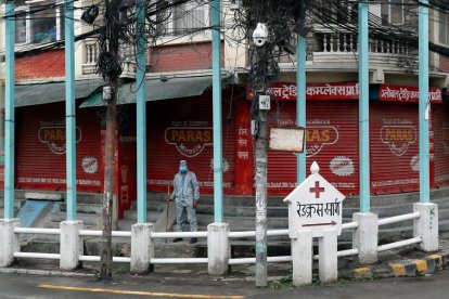 Imatge d'un carrer de Katmandú durant el confinament a causa de la covid.