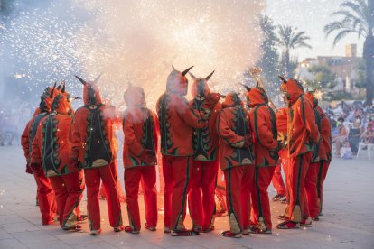 EL Ball de Diables durant les actuacions del Seguici al Parc de la Riera.