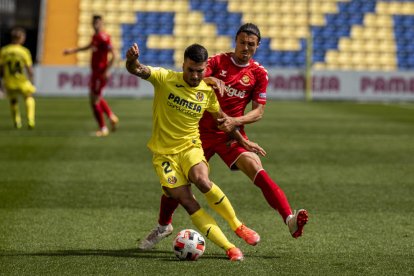 Francesc Fullana lluita una pilota contra un rival durant el partit disputat aquest diumenge a Villarreal.