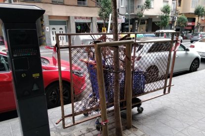 Carros de la compra plens de ferralla ocupen sovint part de la vorera del carrer Pere Martell i, fins i tot, el nou carril bici.