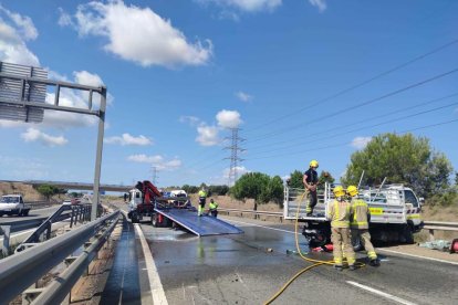 Imagen del vehículo de mantenimiento de carreteras accidentado.