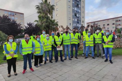 Imagen de algunos de los voluntarios con el chaleco que usarán.