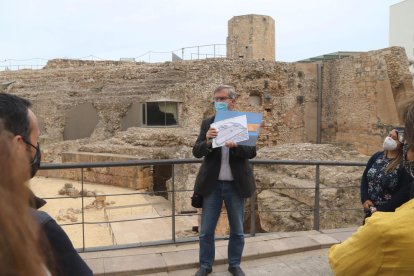 El catedrático Joaquín Ruiz de Arbulo, durante la visita al circo romano en motivo de Tàrraco Viva.