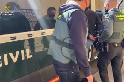 Imagen de archivos de agentes de la Guardia Civil con un detenido.