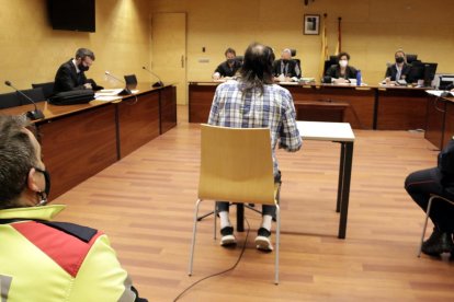 D'esquenes, l'acusat durant el judici.