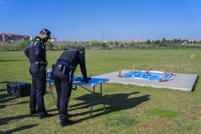 Dos agentes durante la exhibición del