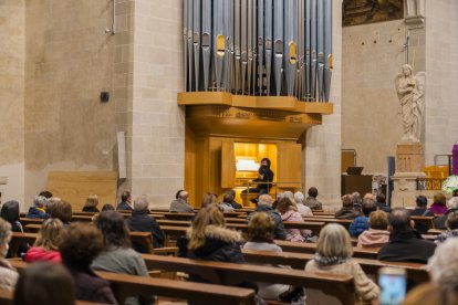 El músic Josep Mateu tocant l'orgue per primera vegada