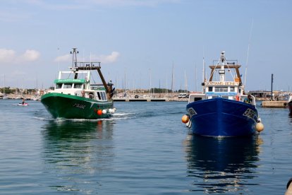 Pla general de dues de les onze embarcacions d'arrossegament de Cambrils que han tornat a pescar després de la veda.