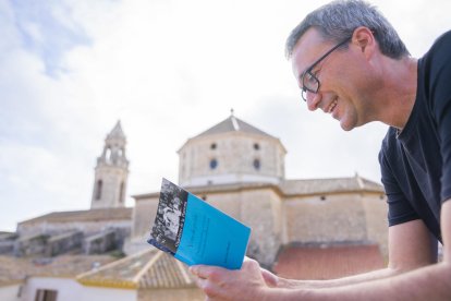 El maestro, músico y antropólogo Jordi Suñé en Torredembarra con su nuevo libro.