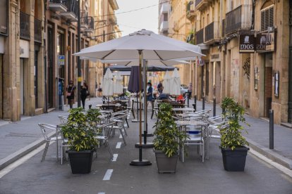 Una imagen de una terraza vacía en la ciudad de Tarragona.