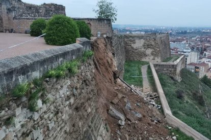 El muro de la Seu Vella de Lleida con una parte hundida.