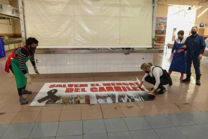 Els venedors van despenjar ahir la pancarta de 'Salvem el mercat del carrilet'.