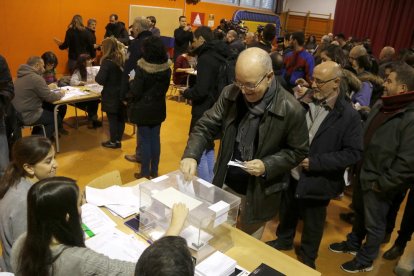 Cola de primeros votantes en un colegio electoral de Barcelona.