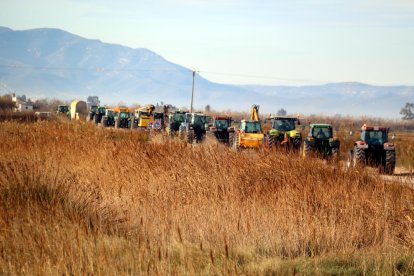 Una hilera de tractores empezando la marcha lenta de UP en el Delta desde la playa de la Marquesa.