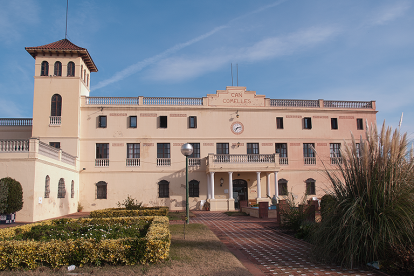 Fachada de la residencia municipal Can Comelles de Esparreguera.