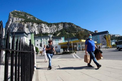 Varias personas andando|caminando por Gibraltar.