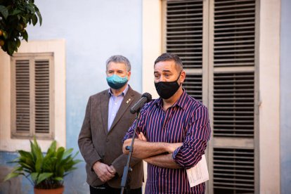 El nuevo director del Centro de Arte, Vicent Fibla, durante la presentación, con el alcalde, Pau Ricomà.