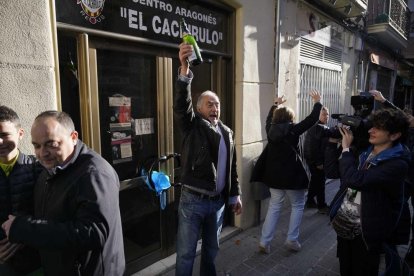 Imatge d'alguns membres de l'associació reusenca el Centro Aragonés Cachirulo celebrant el premi.