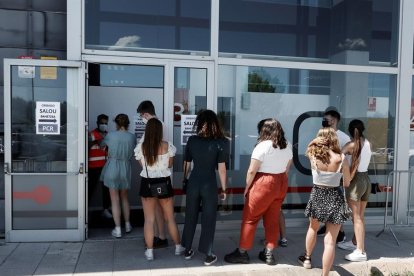 Imagen de jóvenes en la entrada de uno cielos centros de cribado en Pamplona.