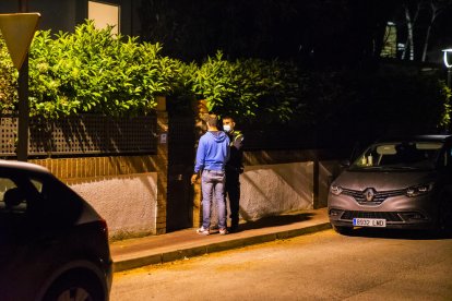 La Guardia Urbana y los Mossos d'Esquadra recibieron una llamada alertando de un robo con fuerza.