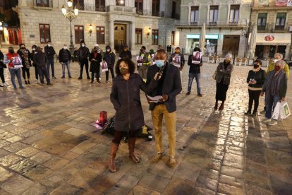 El Mercadal acogió ayer una concentración de apoyo al hombre.