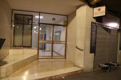 Portal del bloque de la calle Pin i Soler de Tarragona donde se ha encontrado el cuerpo de una mujer muerta de edad avanzada con signos de violencia.