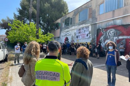 Imatge de la comitiva judicial en la seva arribada a les naus.