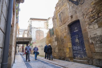 Imatge d'un edifici apuntalat, després d'un despreniment, al carrer Cavallers de la Part Alta de Tarragona.