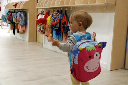 Imagen de archivo del pasado septiembre del 2017 de una niña accediendo en un jardín de infancia.