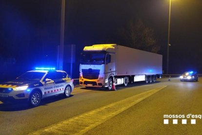 Los Mossos d'Esquadra después de parar en Viladasens al camionero que zigzagueaba por la AP-7.