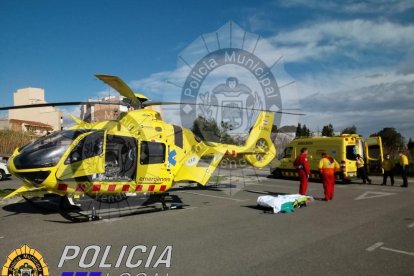 L'helicòpter del SEM a punt d'evacuar la víctima de l'accident.