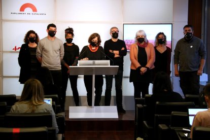 Los diputados y diputadas de la CUP-G, en la sala de prensa del Parlament.