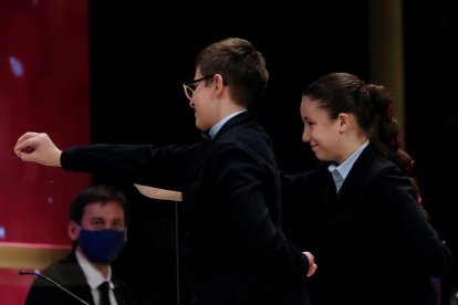 Dos niños de San Ildefons durante el sorteo.