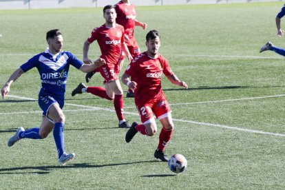 Joan Oriol amb l'esfèric durant el partit davant el Badalona.