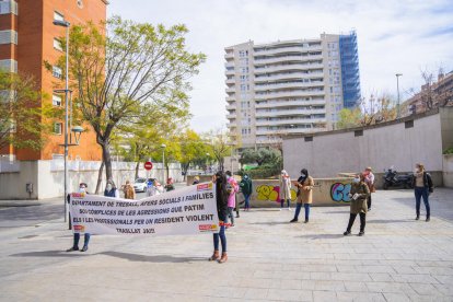 Algunes de les persones que es van manifestar per denunciar la situació a la residència.