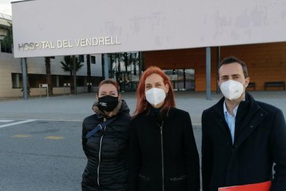 Jéssica Albiach amb els candidats per Tarragona Jordi Jordán i Yolanda López davant de l'Hospital del Vendrell.