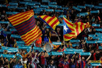 Cartells amb el lema 'Spain, sit and talk' del Tsunami Democràtic a l'inici del clàssic al Camp Nou entre estelades, el 18 de desembre del 2019.