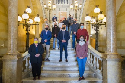 Los participantes en la presentación de los premios en las escaleras|escalas del Palau Municipal de Tarragona.